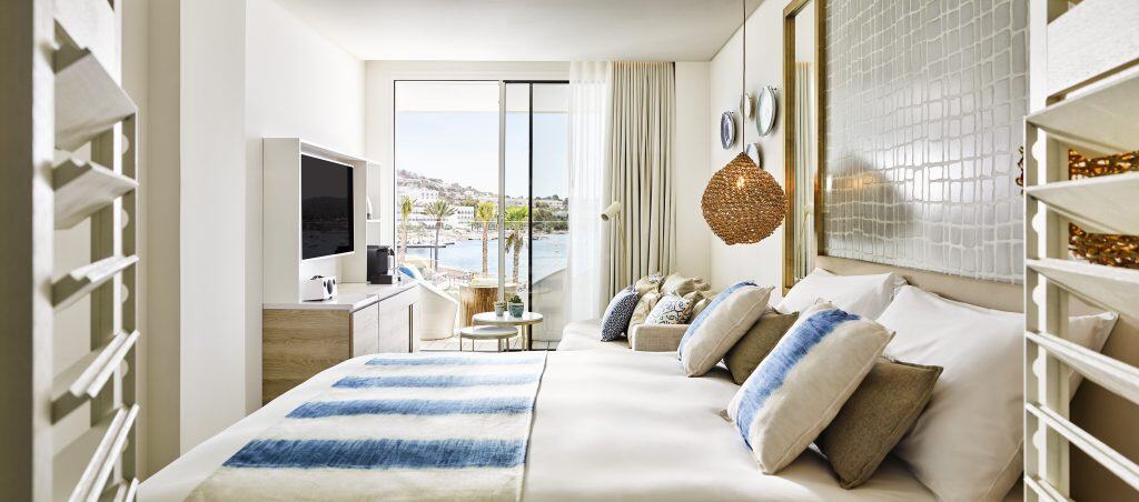Deluxe Sea View Room im Nobu Hotel Ibiza Bay mit Blick auf das Mittelmeer