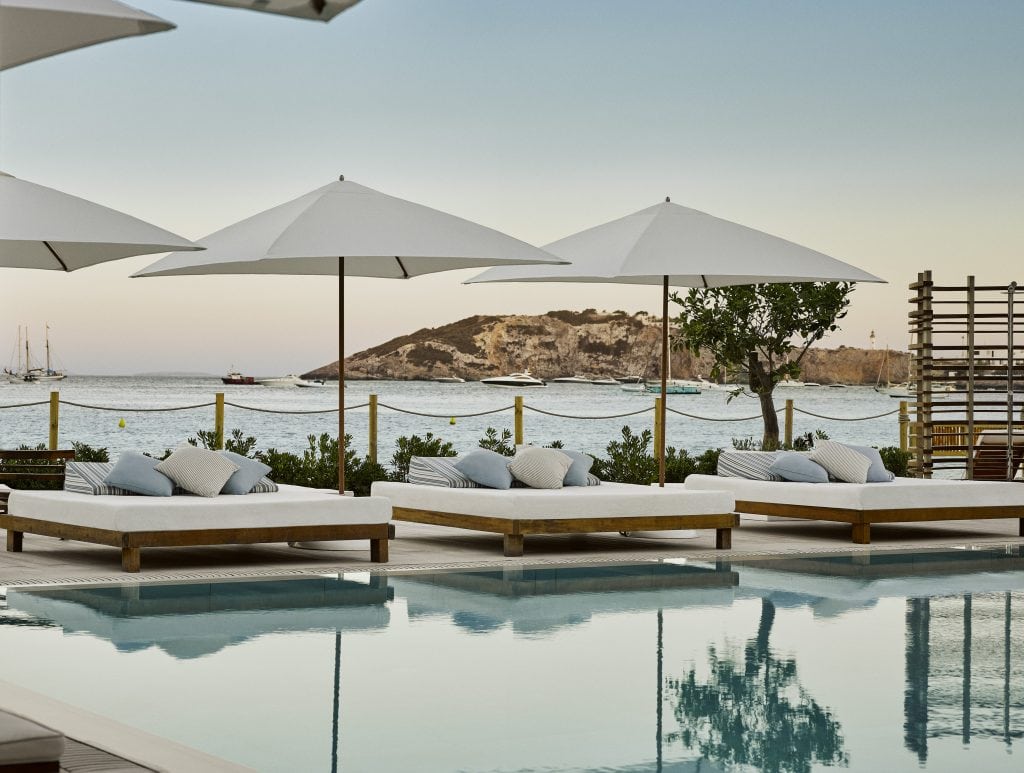 Poolbereich im Nobu Hotel Ibiza Bay mit Blick auf die Bucht von Talamanca